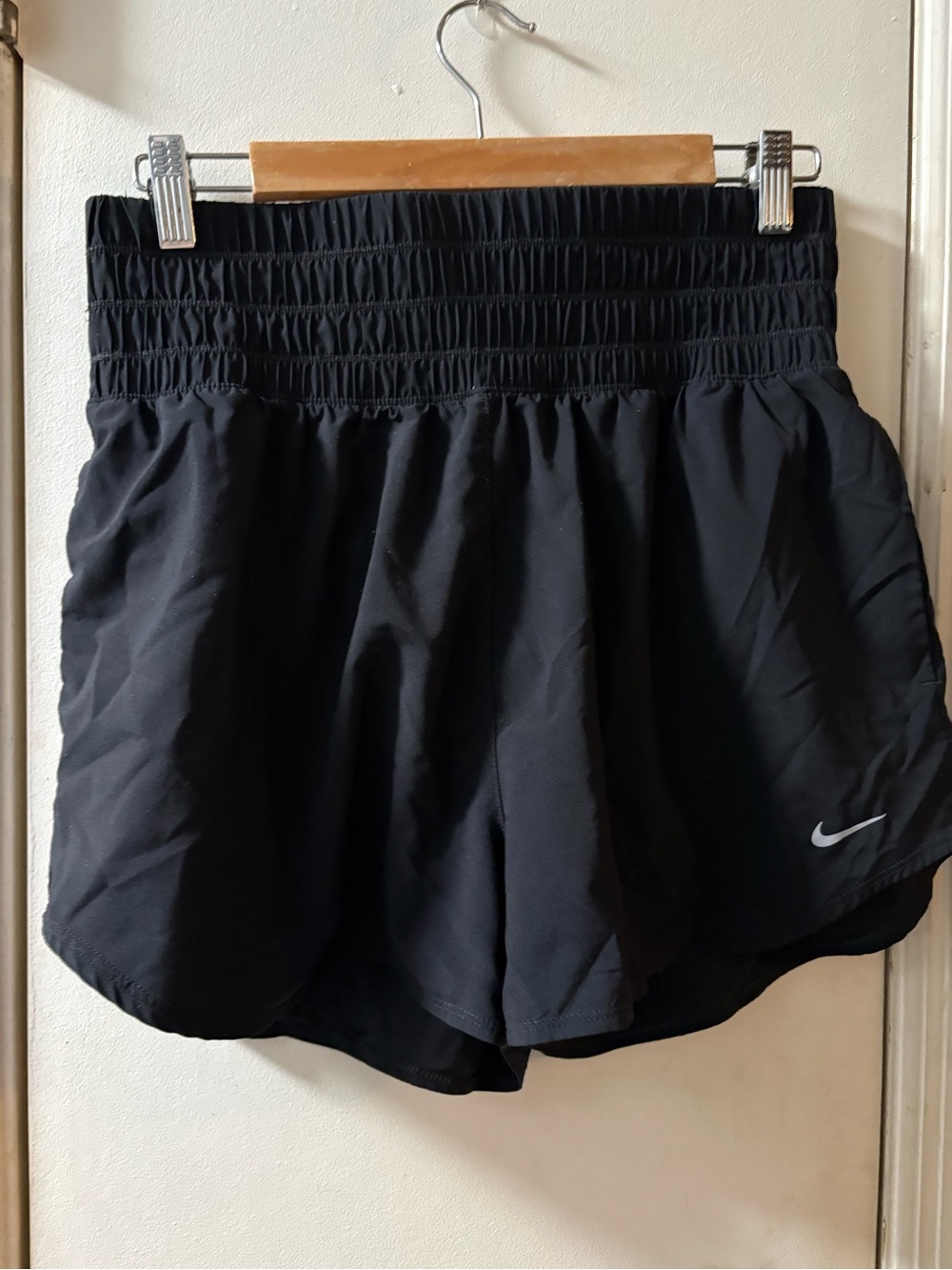 Nike Black Women's Smocked Waist Athletic Running Shorts size Large